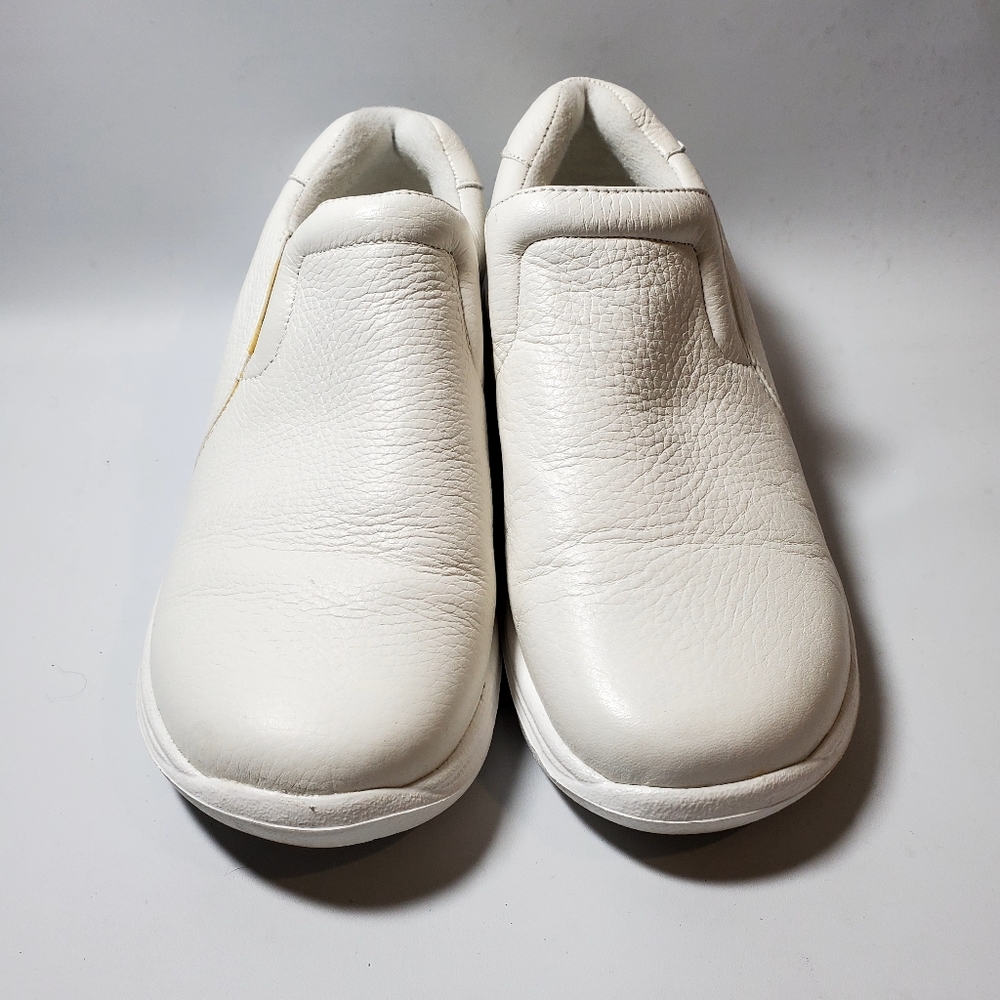 Nurse Mates Women's size 9M white leather slip-on nursing shoes